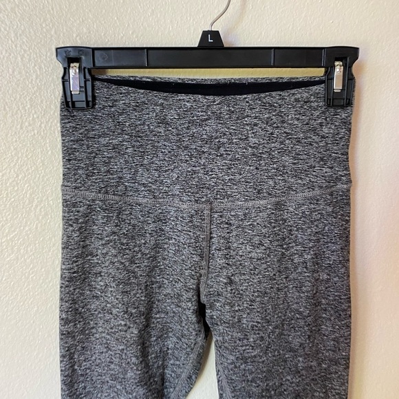 Beyond Yoga Women’s Space Dye Heathered Grey Leggings Size M Athletic Crop Tight - Picture 4 of 10